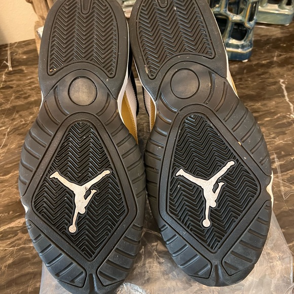 EUC Men Jordan’s 23 Gold and White Tennis Shoes - Picture 5 of 6